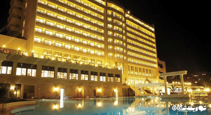 نمایی از ساختمان هتل در شب